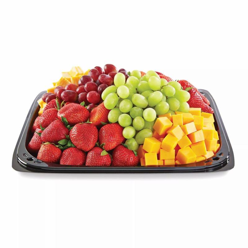 Member&#039;s Mark Fruit and Cheese Party Tray With Strawberries