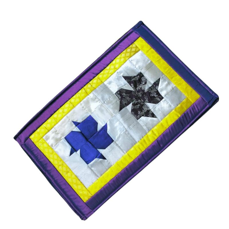 Table runner with patchwork in a rectangular shape