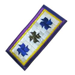Table runner with patchwork in a rectangular shape